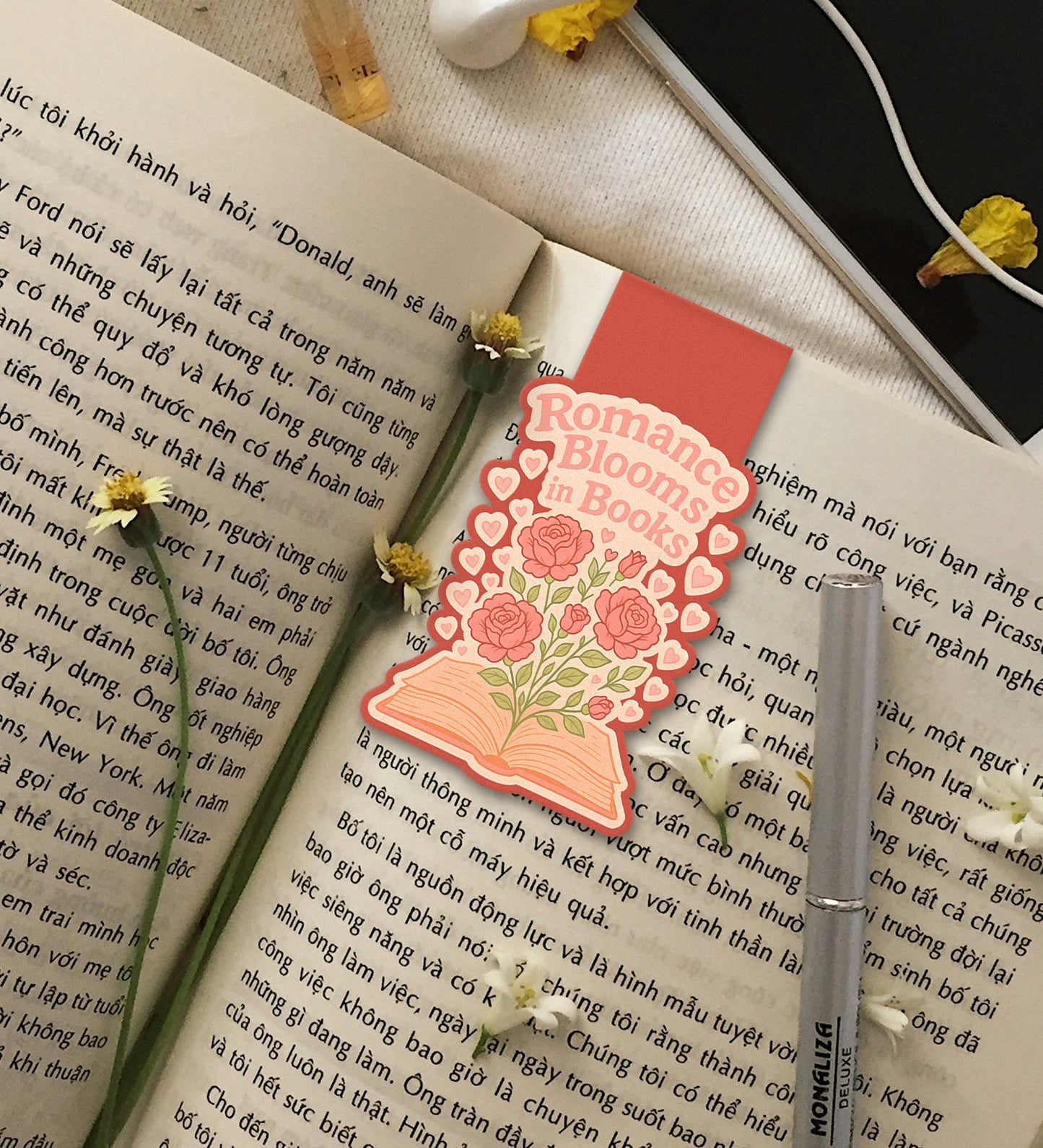 Magnetic Bookmark - Romance Blooms In Books